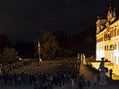 Die 680 Soldaten vor dem Schloss Eggenberg. (Bild öffnet sich in einem neuen Fenster)