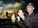 Der Solotrompeter vor dem beleuchteten Erzberg. (Bild öffnet sich in einem neuen Fenster)
