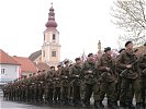 Die Soldaten marschieren ein... (Bild öffnet sich in einem neuen Fenster)
