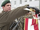 ... ein Soldat das Treuegelöbnis am Feldzeichen ... (Bild öffnet sich in einem neuen Fenster)