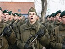 Lautstark sprachen die Soldaten ihr Treuegelöbnis in der Einteilung... (Bild öffnet sich in einem neuen Fenster)
