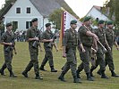 Die Soldaten marschieren auf den Sportplatz in Ratschendorf ein. (Bild öffnet sich in einem neuen Fenster)