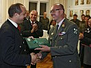 Der Militärkommandant überreicht dem Bürgermeister ein Geschenk. (Bild öffnet sich in einem neuen Fenster)