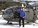 Antenne-Muntermacher Martin Moser steigt aus dem Helikopter. (Bild öffnet sich in einem neuen Fenster)