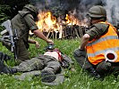 Ein Soldat wird nach einem simulierten Brandanschlag versorgt. (Bild öffnet sich in einem neuen Fenster)