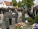 Vor der Angelobung: Kranzniederlegung am Kriegerdenkmal von Obervogau. (Bild öffnet sich in einem neuen Fenster)