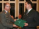Oberst Zöllner, l., übergibt ein Gastgeschenk an Bürgermeister Lenger. (Bild öffnet sich in einem neuen Fenster)