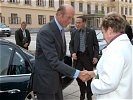 Begrüßung durch Landeshauptmann Waltraud Klasnic vor dem Landesarchiv. (Bild öffnet sich in einem neuen Fenster)
