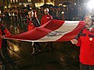 Angehörige der Bergrettung brachten die Flagge auf den Grazer Hauptplatz. (Bild öffnet sich in einem neuen Fenster)