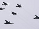 Vier "Tiger" begleitet von zwei Eurofightern verabschieden sich... (Bild öffnet sich in einem neuen Fenster)