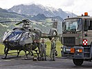 Ein deutscher EC 135-Hubschrauber wird vor dem Abflug aufgetankt. (Bild öffnet sich in einem neuen Fenster)