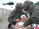 Ein "verletzter" Soldat wird von Sanitätern versorgt... (Bild öffnet sich in einem neuen Fenster)