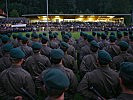 Die 670 Soldaten sind am Sportplatz angetreten. (Bild öffnet sich in einem neuen Fenster)