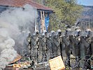 Soldaten bilden eine Sperrkette vor den Resten der Demonstration. (Bild öffnet sich in einem neuen Fenster)