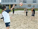 Während Beach-Volleyball auf Sand gespielt wurde ... (Bild öffnet sich in einem neuen Fenster)