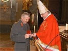 Der Militärbischof bedankt sich bei Militärkommandant Winkelmayer. (Bild öffnet sich in einem neuen Fenster)
