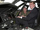 Auch der Voitsberger Bürgermeister, Ernst Meixner, nahm im Cockpit Platz. (Bild öffnet sich in einem neuen Fenster)
