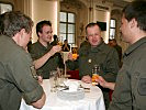 Generalleutnant Günter Höfler im Gespräch mit den Soldaten. (Bild öffnet sich in einem neuen Fenster)