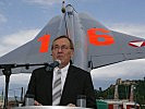 Der Voitsberger Bürgermeister, Ernst Meixner, freut sich über den Draken. (Bild öffnet sich in einem neuen Fenster)