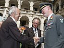 Oberst Zöllner gratulierte dem Jubilar. (Bild öffnet sich in einem neuen Fenster)