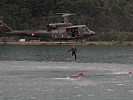 Die ersten Rettungsschwimmer springen ins Wasser. (Bild öffnet sich in einem neuen Fenster)