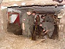 Soldaten befreiten diesen Keller von den Schlammmassen. (Bild öffnet sich in einem neuen Fenster)