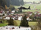 Ein S-70 "Black Hawk" im Anflug auf ein Haus. (Bild öffnet sich in einem neuen Fenster)
