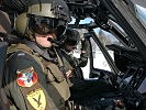 Piloten eines "Black Hawk"-Hubschraubers machen sich startklar. (Bild öffnet sich in einem neuen Fenster)