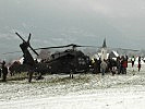 Seltenes Bild im Vorarlberg: Der Helikopter landet mitten im Dorf. (Bild öffnet sich in einem neuen Fenster)