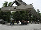 Eindrucksvoller Aufbau der Pionierbrücke 2000. (Bild öffnet sich in einem neuen Fenster)