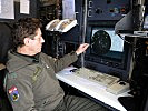Der Radarbeobachter erkennt jede Bewegung im Luftraum. (Bild öffnet sich in einem neuen Fenster)