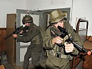 Gefechtstechnik: Soldaten sichern einen Raum. (Bild öffnet sich in einem neuen Fenster)
