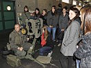 Die Panzerabwehrlenkwaffe fasziniert Schülerinnen und Schüler. (Bild öffnet sich in einem neuen Fenster)