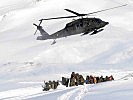 Ein S-70 "Black Hawk" setzt das Notfallteam am Unglücksort ab. (Bild öffnet sich in einem neuen Fenster)