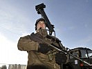 Dieser Soldat bewacht ein mobiles Radarsystem. (Bild öffnet sich in einem neuen Fenster)
