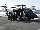 Ausladen der "Black Hawk"-Hubschrauber. (Bild öffnet sich in einem neuen Fenster)