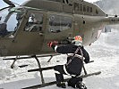 Ein Soldaten des Notfallteams sichert die Bordbewaffnung. (Bild öffnet sich in einem neuen Fenster)