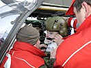 Die Rettungssanitäter legen eine Halsmanschette am verletzten Piloten an. (Bild öffnet sich in einem neuen Fenster)
