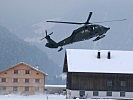 Der "Black Hawk" Hubschrauber mit dem ERTA-Notfallteam... (Bild öffnet sich in einem neuen Fenster)