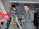 Archivfoto: Ein Techniker der Fliegerwerft beim Systemcheck. (Bild öffnet sich in einem neuen Fenster)