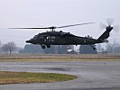Der S-70 "Black Hawk" bricht auf zum angenommenen Unfallort. (Bild öffnet sich in einem neuen Fenster)