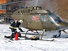 Nach der Notlandung gerät der Hubschrauber in Brand. (Bild öffnet sich in einem neuen Fenster)