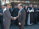 Minister Darabos gratuliert dem neuen Militärkommandanten. (Bild öffnet sich in einem neuen Fenster)
