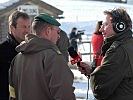 Korporal Klement vom ORF interviewt Brigadier Schröckenfuchs. (Bild öffnet sich in einem neuen Fenster)
