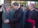 Der Bregenzer Bürgermeister Linhardt und Bischof Fischer gratulieren. (Bild öffnet sich in einem neuen Fenster)