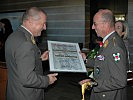 Generalleutnant Höfler, l., überreicht Geschenke. (Bild öffnet sich in einem neuen Fenster)