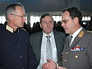 Sicherheitsdirektor Ludescher im Gespräch mit Brigadier Konzett. (Bild öffnet sich in einem neuen Fenster)