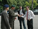 Militärkommandant Reiszner begrüßt Minister Darabos. (Bild öffnet sich in einem neuen Fenster)