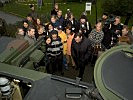 Der Minister erklärt den Kindern den Kampfraum des Schützenpanzers Ulan. (Bild öffnet sich in einem neuen Fenster)
