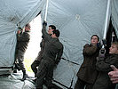Soldaten errichten ein Zelt. (Bild öffnet sich in einem neuen Fenster)